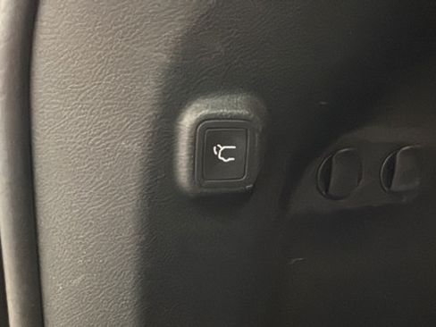 Used 2019 Jeep Cherokee Limited w/ Technology Group AWD/4WD image 22