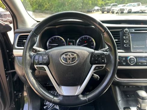 Used 2019 Toyota Highlander XLE AWD/4WD image 32