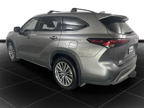 Used 2025 Toyota Highlander Limited AWD/4WD image 3