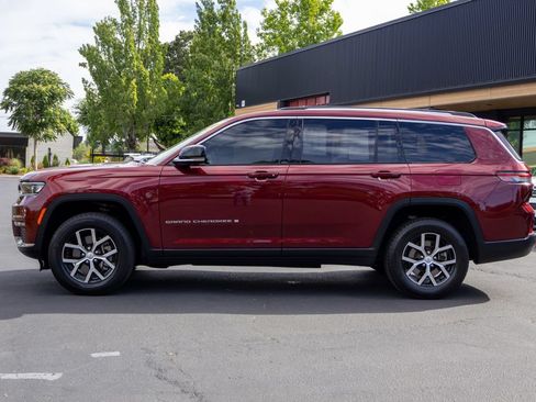 Used 2023 Jeep Grand Cherokee L Limited w/ Trailer Tow Group (B) AWD/4WD image 10