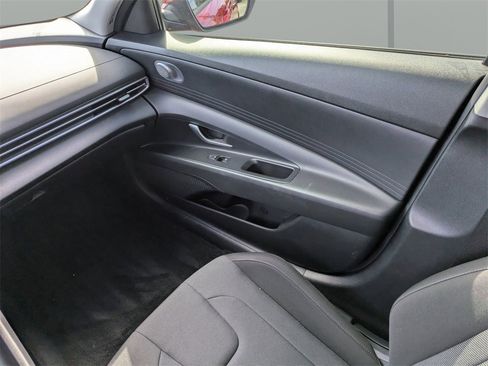 Used 2022 Hyundai Elantra SE image 15
