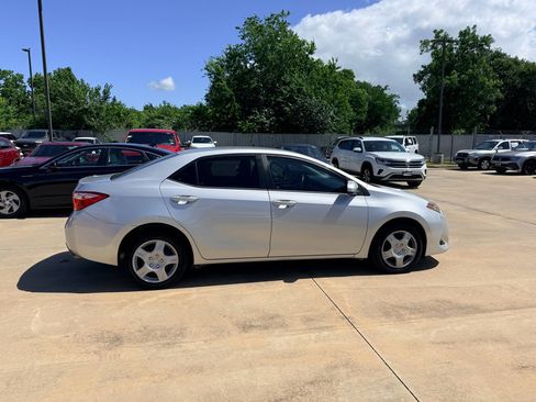 Used 2018 Toyota Corolla LE FWD image 4