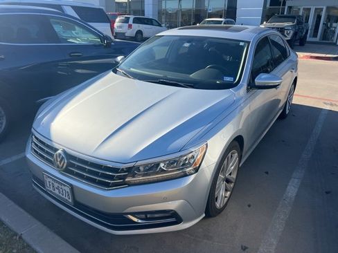 Used 2018 Volkswagen Passat 2.0T SE image 2