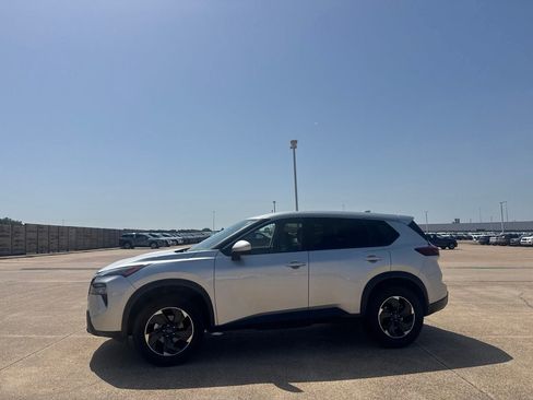 Certified 2025 Nissan Rogue SV FWD image 11