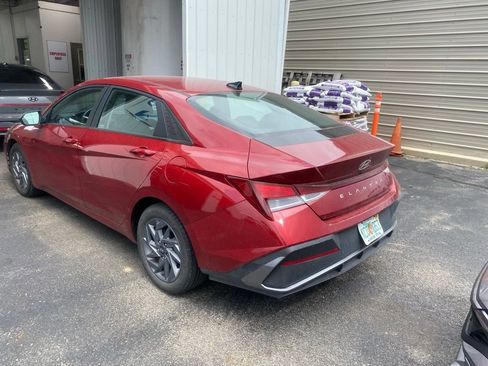 Used 2024 Hyundai Elantra SEL FWD image 3