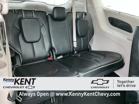 Used 2024 Chrysler Pacifica Limited image 15