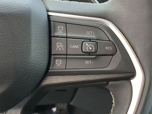 Used 2023 Jeep Grand Cherokee Laredo w/ Luxury Tech Group I image 31