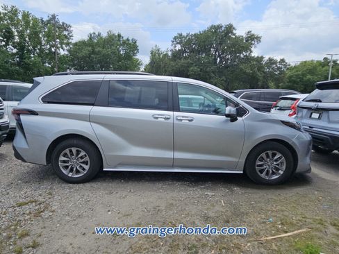 Used 2024 Toyota Sienna XLE FWD image 5