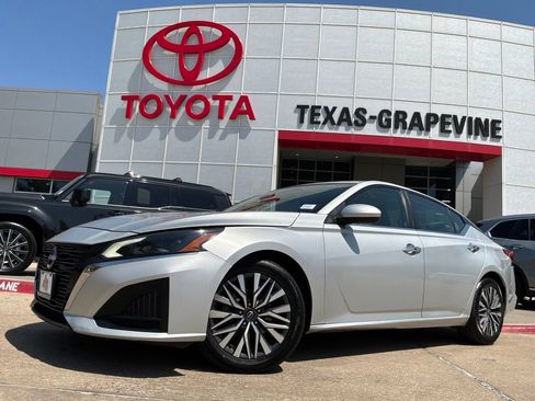 Used 2023 Nissan Altima 2.5 SV FWD image 2