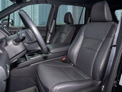 Certified 2025 Honda Passport EX-L image 17