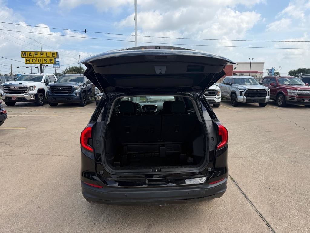 Used 2023 GMC Terrain SLE w/ Driver Convenience Package FWD image 11