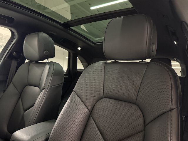Certified 2026 Porsche Macan AWD/4WD image 22