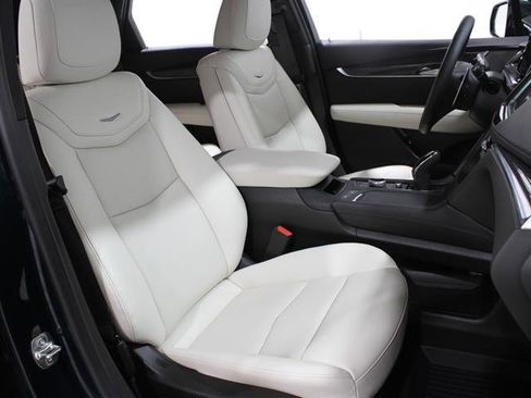 Certified 2026 Cadillac XT5 Sportv w/ LPO, Onyx Lite Package image 19