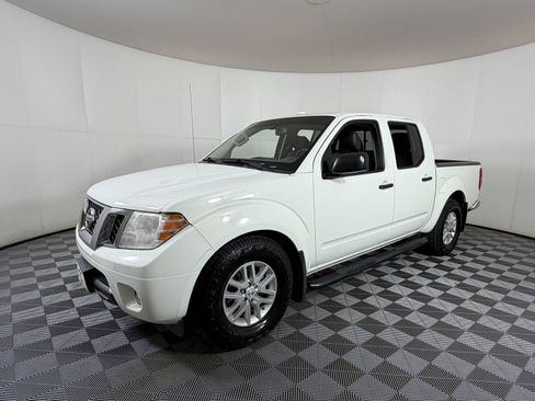 Used 2017 Nissan Frontier SV w/ SV Value Truck Package AWD/4WD image 2