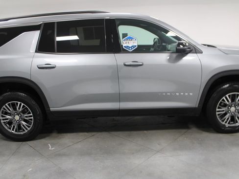 Used 2024 Chevrolet Traverse LT image 11