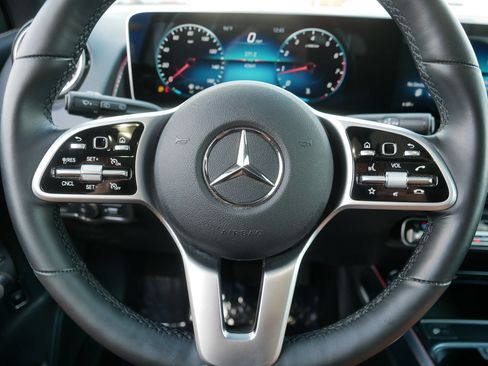 Used 2021 Mercedes-Benz GLB 250 4MATIC image 25
