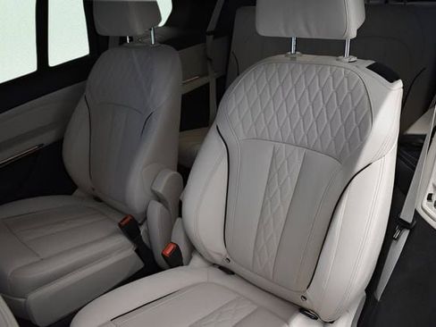 Used 2022 BMW X7 xDrive40i w/ M Sport Package AWD/4WD image 7