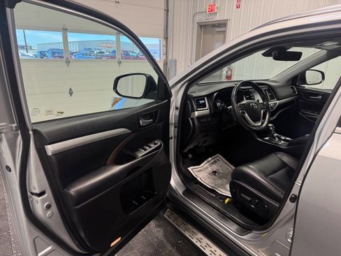 Used 2019 Toyota Highlander XLE image 8