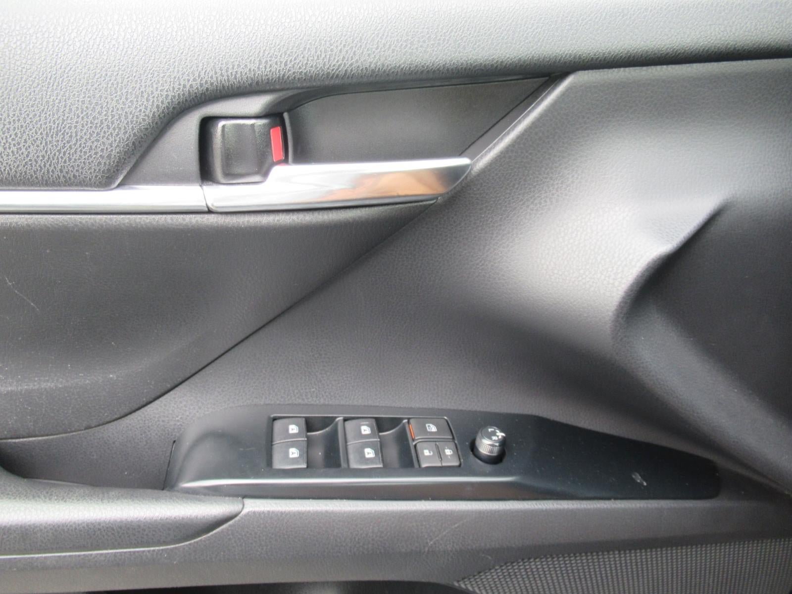 Used 2019 Toyota Camry SE FWD image 21