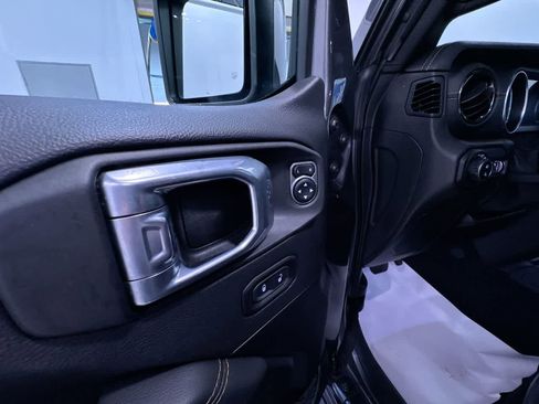 Used 2021 Jeep Gladiator Overland AWD/4WD image 12
