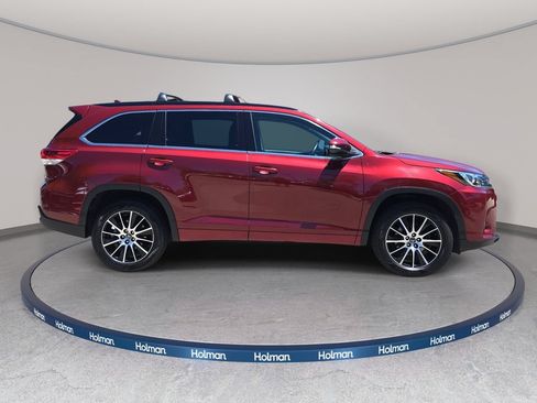 Used 2017 Toyota Highlander SE w/ Carpet Mat Package FWD image 5