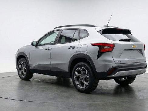 Used 2025 Chevrolet Trax LT FWD image 6