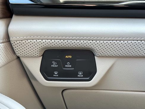 Used 2025 Volkswagen Atlas SE image 27