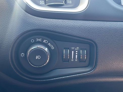 Used 2018 Jeep Renegade Latitude FWD image 25
