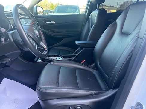 Used 2022 Buick Encore GX Essence image 12