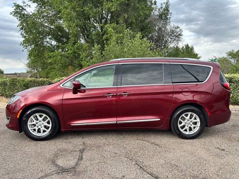Used 2020 Chrysler Pacifica Touring-L FWD image 8
