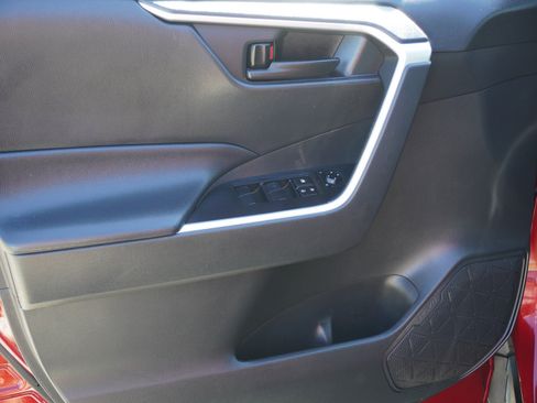 Used 2021 Toyota RAV4 LE FWD image 17