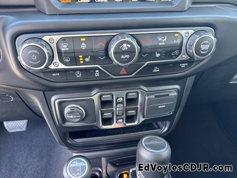 Used 2023 Jeep Gladiator Willys image 33