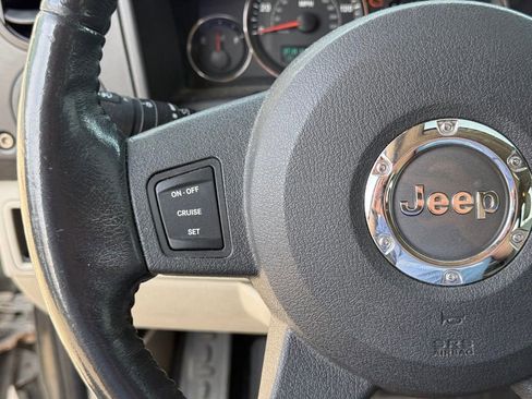 Used 2006 Jeep Commander Limited image 15