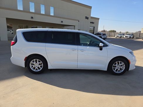 Used 2023 Chrysler Pacifica Touring-L image 6