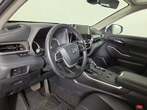 Used 2024 Toyota Highlander XLE AWD/4WD image 14