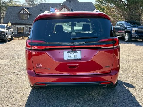 New 2026 Chrysler Pacifica Select image 4