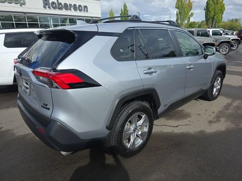 Used 2022 Toyota RAV4 LE AWD/4WD image 4