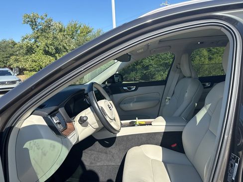 Used 2021 Volvo XC60 T5 Momentum w/ Premium Package image 18