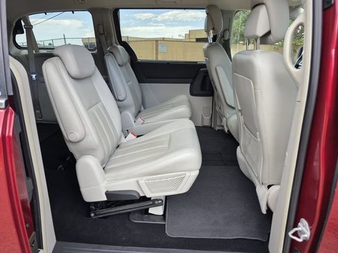 Used 2010 Chrysler Town & Country Touring Plus w/ Safetytec Group FWD image 20