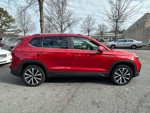 Certified 2022 Volkswagen Taos SE image 8