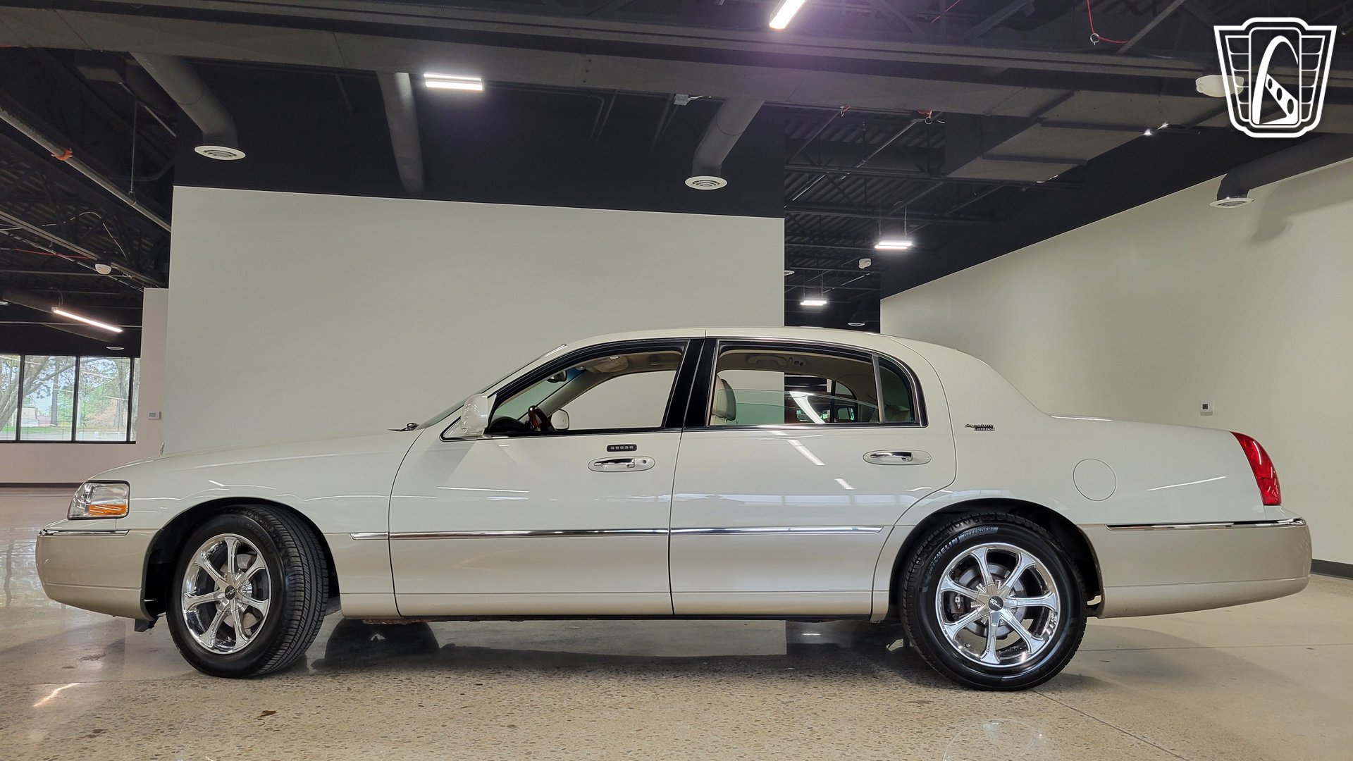 Used 2005 Lincoln Town Car Signature Limited RWD image 2