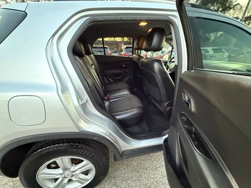 Used 2019 Chevrolet Trax LT w/ LT Convenience Package image 8