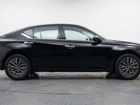 Used 2025 Nissan Altima 2.5 SV FWD image 11