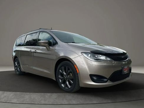 Used 2018 Chrysler Pacifica Touring-L Plus w/ S Appearance Package FWD image 3