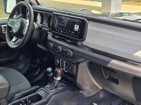 Used 2025 Jeep Wrangler Unlimited Sahara AWD/4WD image 7