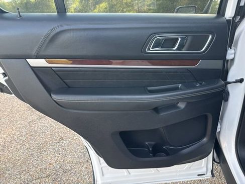 Used 2018 Ford Explorer Platinum image 11