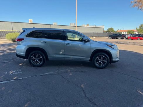 Used 2017 Toyota Highlander LE image 9