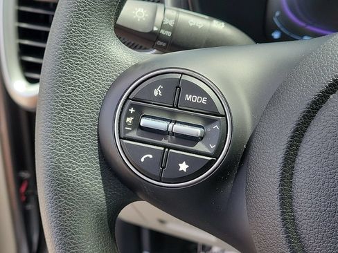 Used 2025 Kia Soul LX w/ LX Technology Package FWD image 28