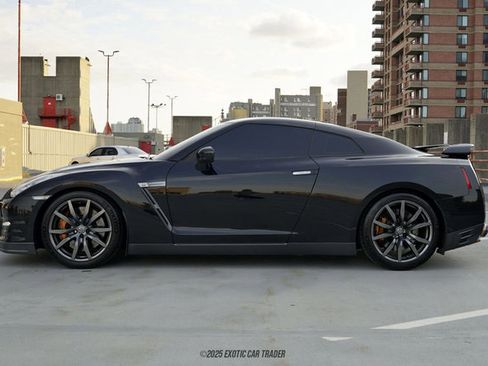 Used 2014 Nissan GT-R Premium w/ Premium Interior Package image 3