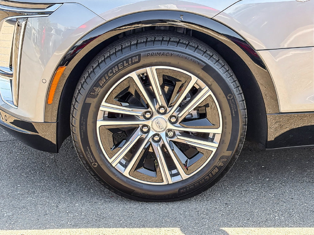 Used 2025 Cadillac Lyriq Luxury AWD/4WD image 9